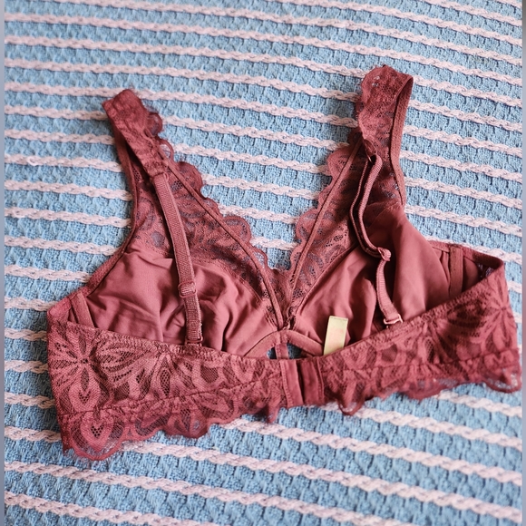 Victoria's Secret Medium Bra - Picture 5 of 6